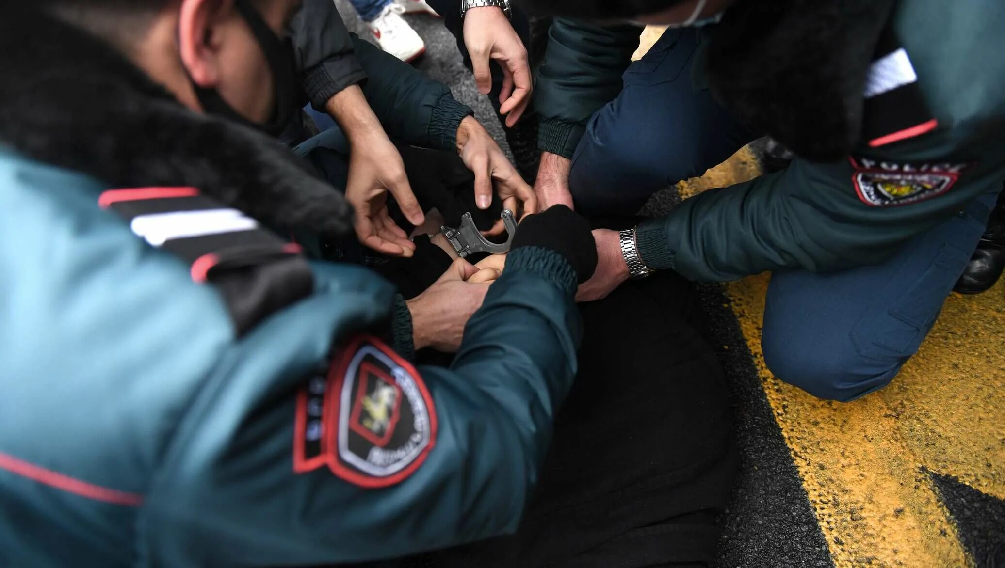 Вооруженные люди ворвались в полицию в ереване. Армянская полиция задержала. Полиция Еревана.