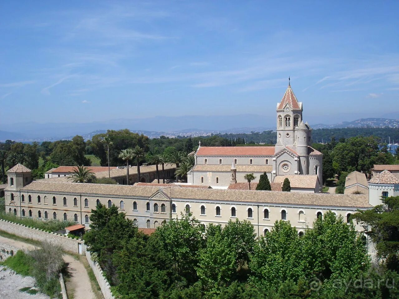 Самый крупный монастырь в европе. Леринское аббатство. Леринское аббатство Канны. Леринский монастырь во Франции. Леринское аббатство средневековый монастырь.