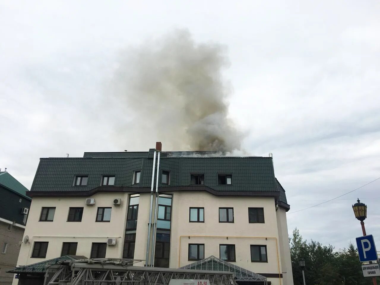 Что горит в челнах сейчас. Пожар в набережных челнах гостиница. пожар в набережных челнах сейчас. пожар в набережных челнах сегодня. пожар набережные челны сегодня.