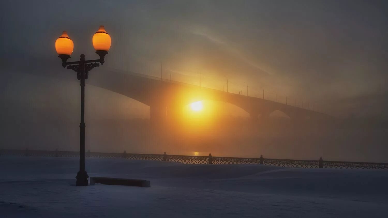 Солнце заходит зимой. Зимний закат в городе. Зимнее утро в городе. Зимний рассвет в городе. Рассвет зима город.