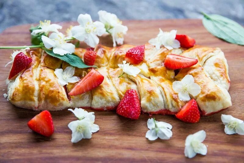 Пирог слоеный с клубникой рецепт. Пирог слоеный с клубникой рецепт. Пирог с клубникой. Пирог с клубникой из дрожжевого теста. Слойки с клубникой.