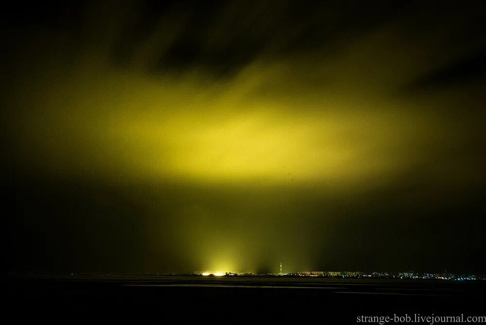свет в небе ночью. свечение над городом нижний новгород. желтое свечение в небе. теплицы угмк зарево. чуриловские теплицы челябинск.