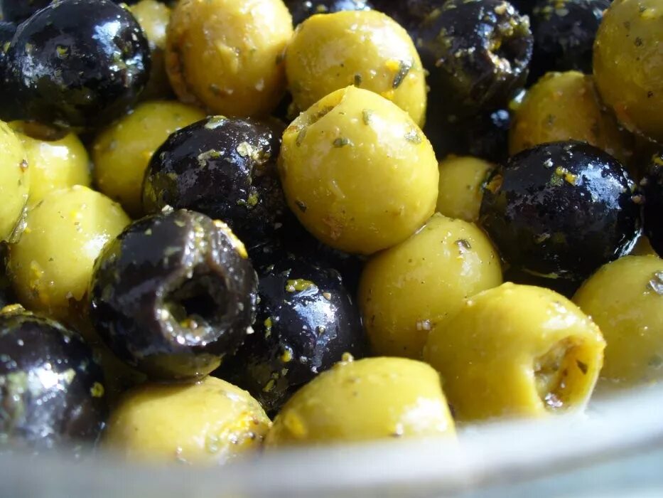 Мариновать маслины. Соленые фрукты. Маринованные маслины. Соленые оливки. Оливки это фрукт.