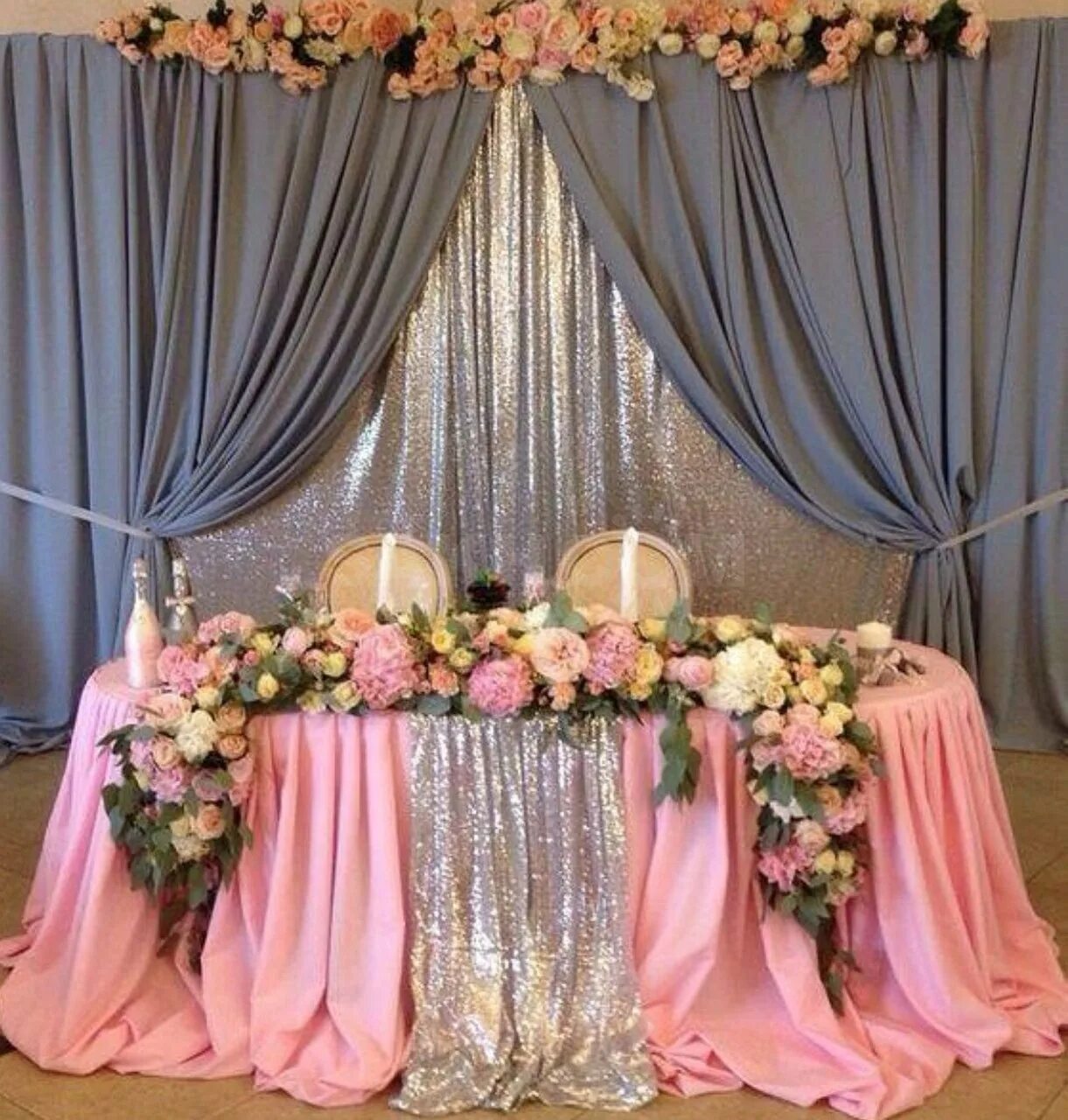 Украшение свадебного стола жениха и невесты. Оформление стола молодожен. Оформление стола молодожен. Стол молодоженов. Украшение свадебного стола молодоженов.