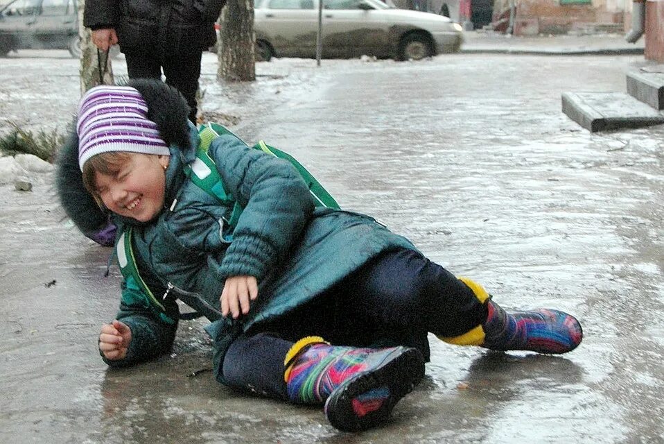 Гололед для детей. Поскользнулась упала в лужу. Гололед сосульки. Скользкая дорожка.