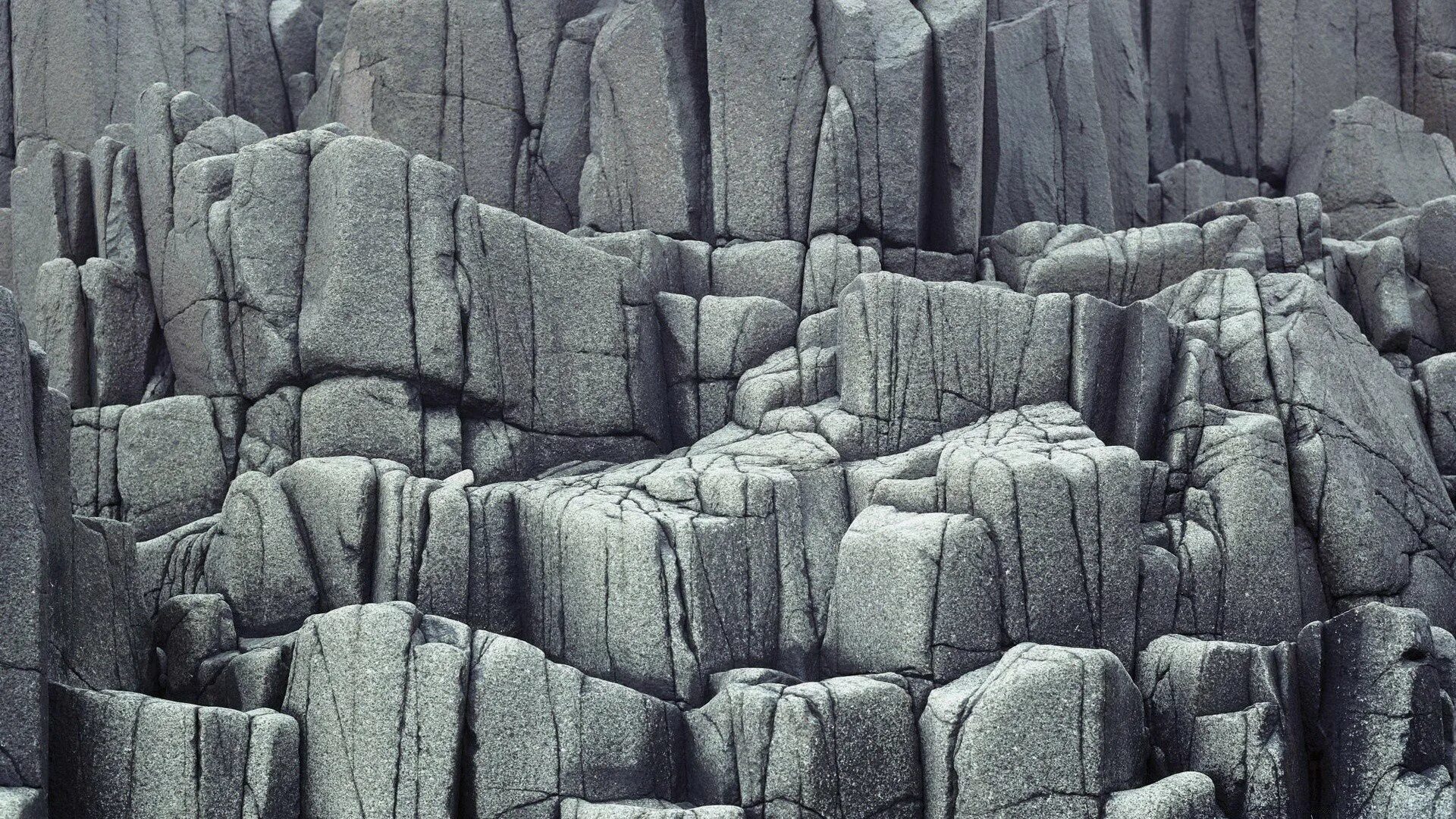 Гонит камень. Столбчатый базальт Исландия. Исландия каменные столбы. Каменная скала. Серая скала.