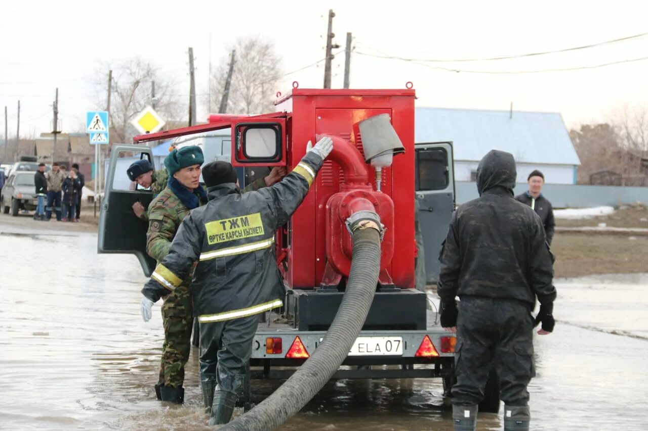 Наводнение в казахстане уральск. МЧС Казахстана. ЧС В Казахстане. Паводковая обстановка в Казахстане. Эвакуация МЧС.