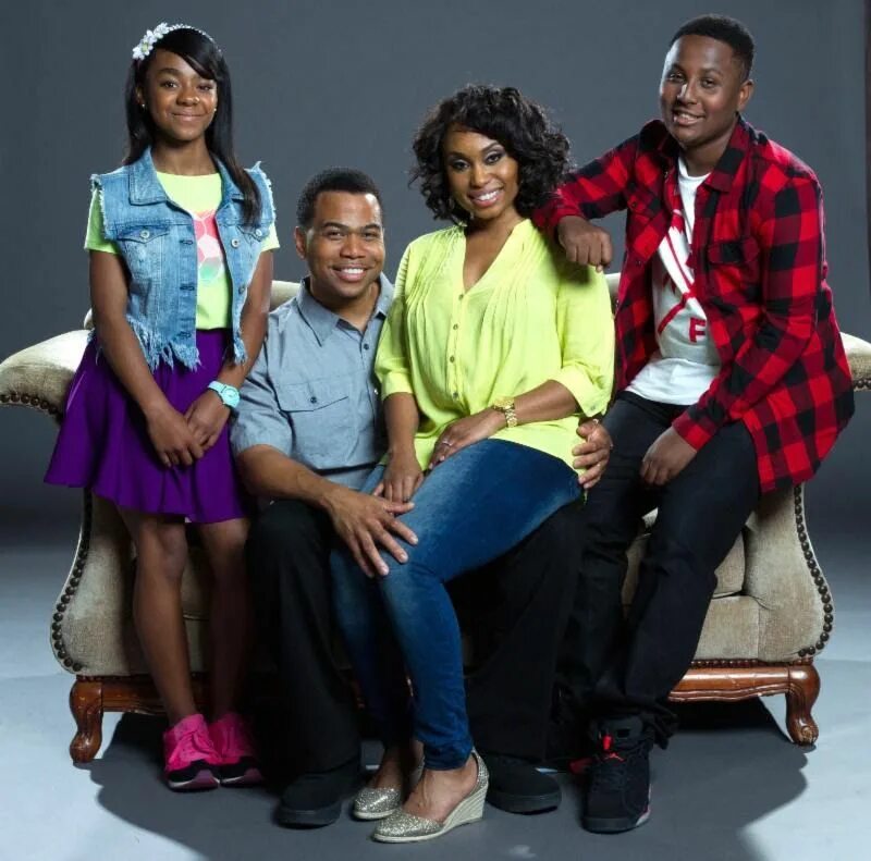 Семья 2012 постер. Время с семьей. Семья с гаджетами. Семья на море. Spending time with family.