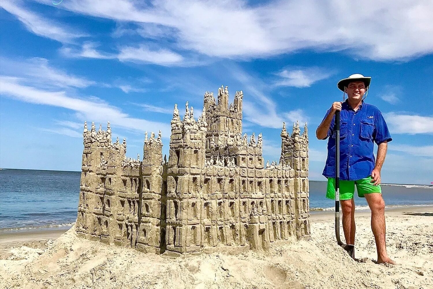 Drive a car make a sandcastle. Песочный замок. Песочные замки на пляже. Разрушенный песочный замок. Замок из песка на пляже.