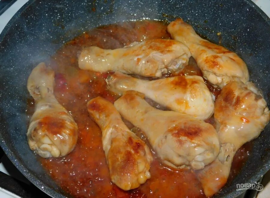 Голень на сковороде рецепт. Куриные ножки на сковороде. Куриные голени на сковороде. Голяшки куриные на сковороде. Жареная голень курицы на сковороде.