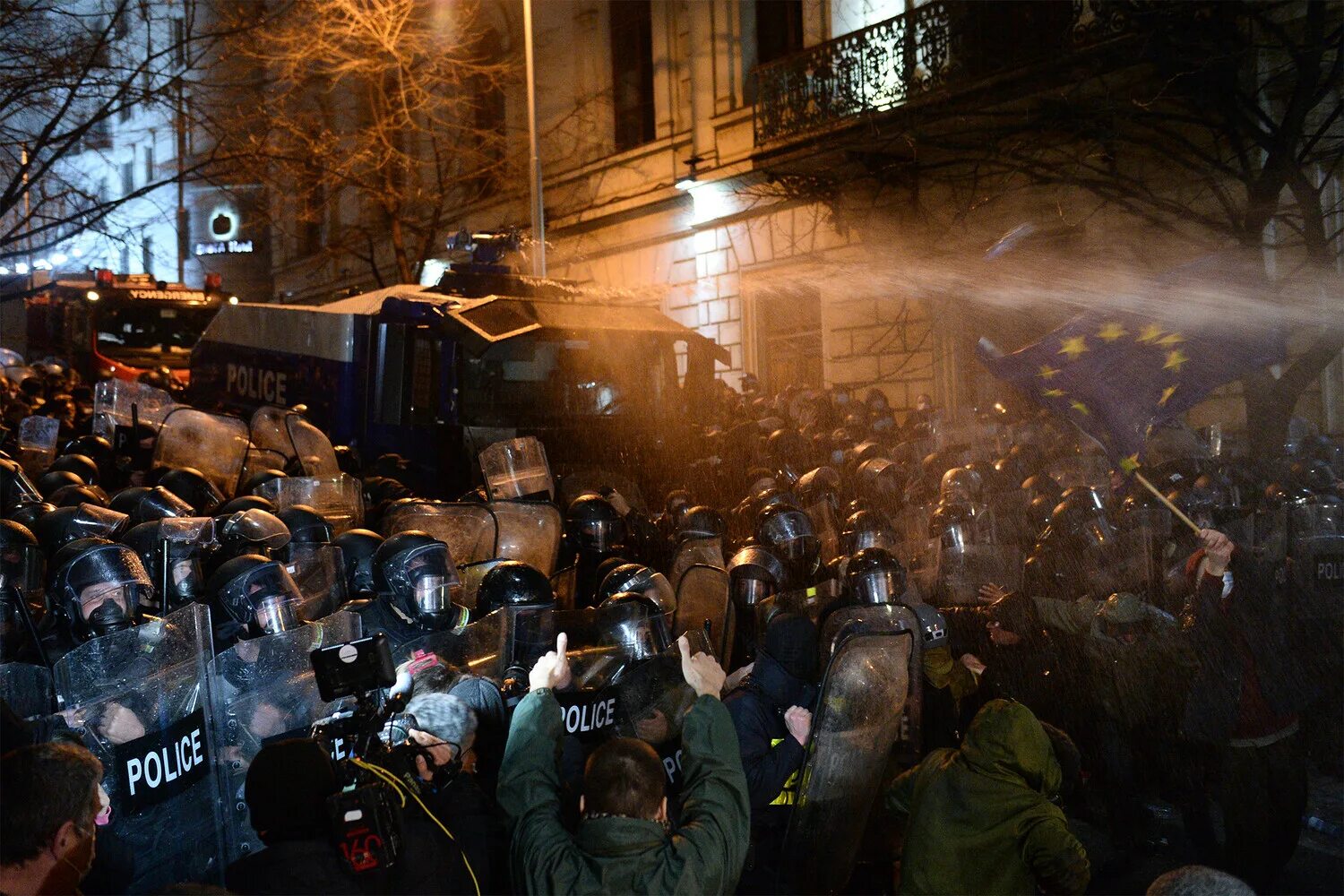 Ситуация в тбилиси сегодня. Протесты в Грузии. Протесты в Тбилиси. Массовые беспорядки в Грузии. Протесты во Франции.