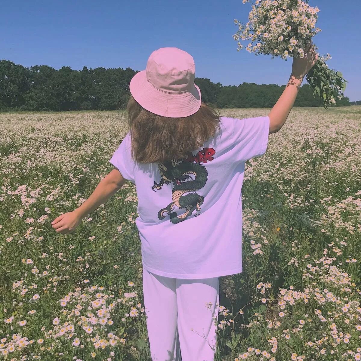 Красивые розовые вещи. Эстетика 10 лет девочке. Девушка рисунок. Девушка радуга. Шатенка эстетика.