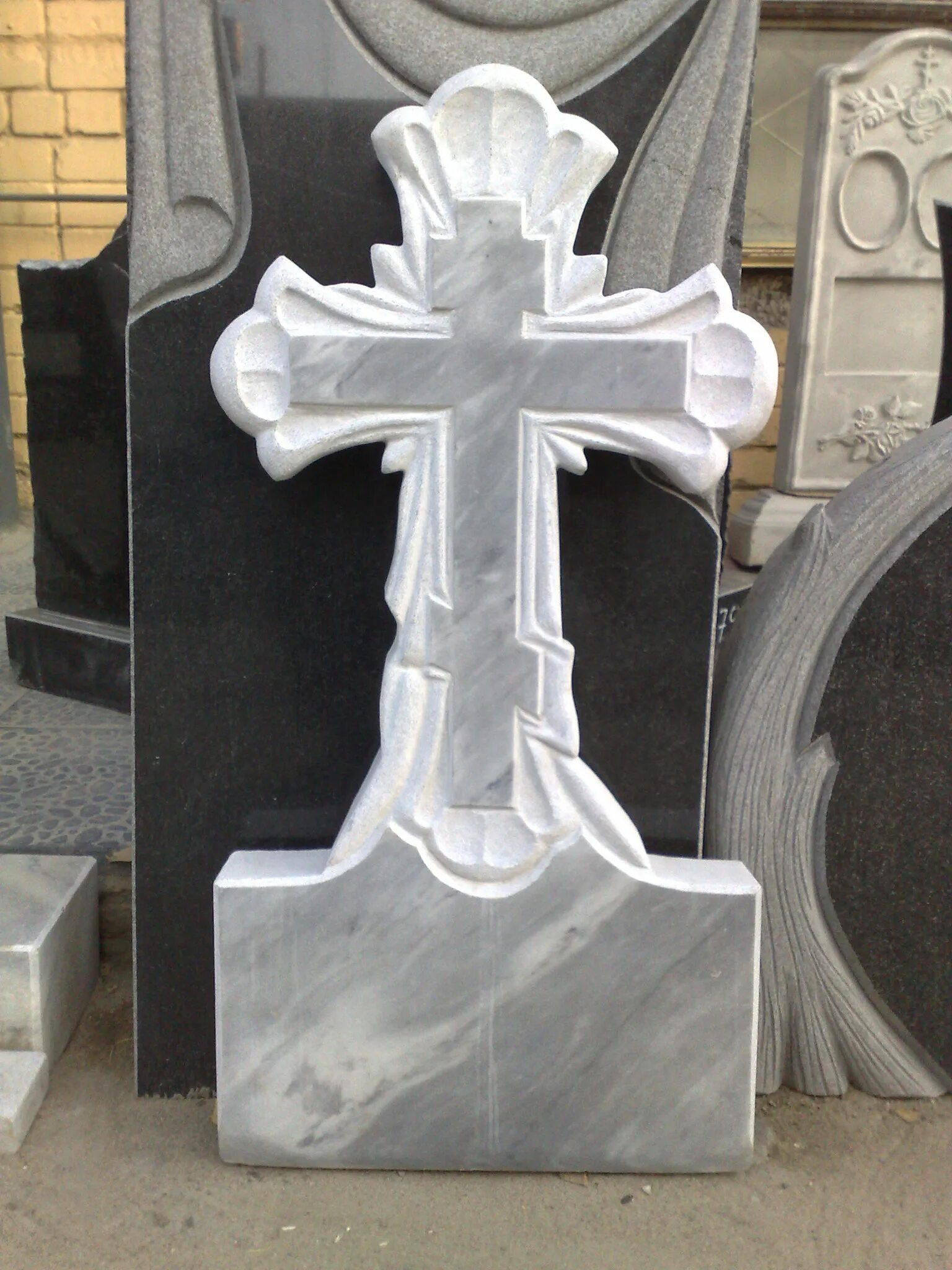 надгробные памятники мрамор фото. памятники из белого мрамора на могилу. памятники мрамор гранит. мраморная могильная плита. памятники мрамор гранит.