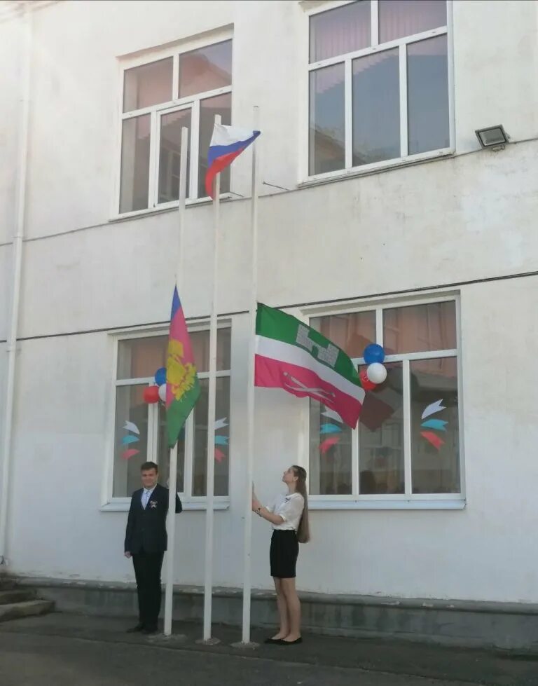 Торжественная линейка поднятия флага в школе. Поднятие флага в школе. Поднятие флага в недвиговку школа 16. Подъем флага в школе. Школьные традиции поднятие флага.