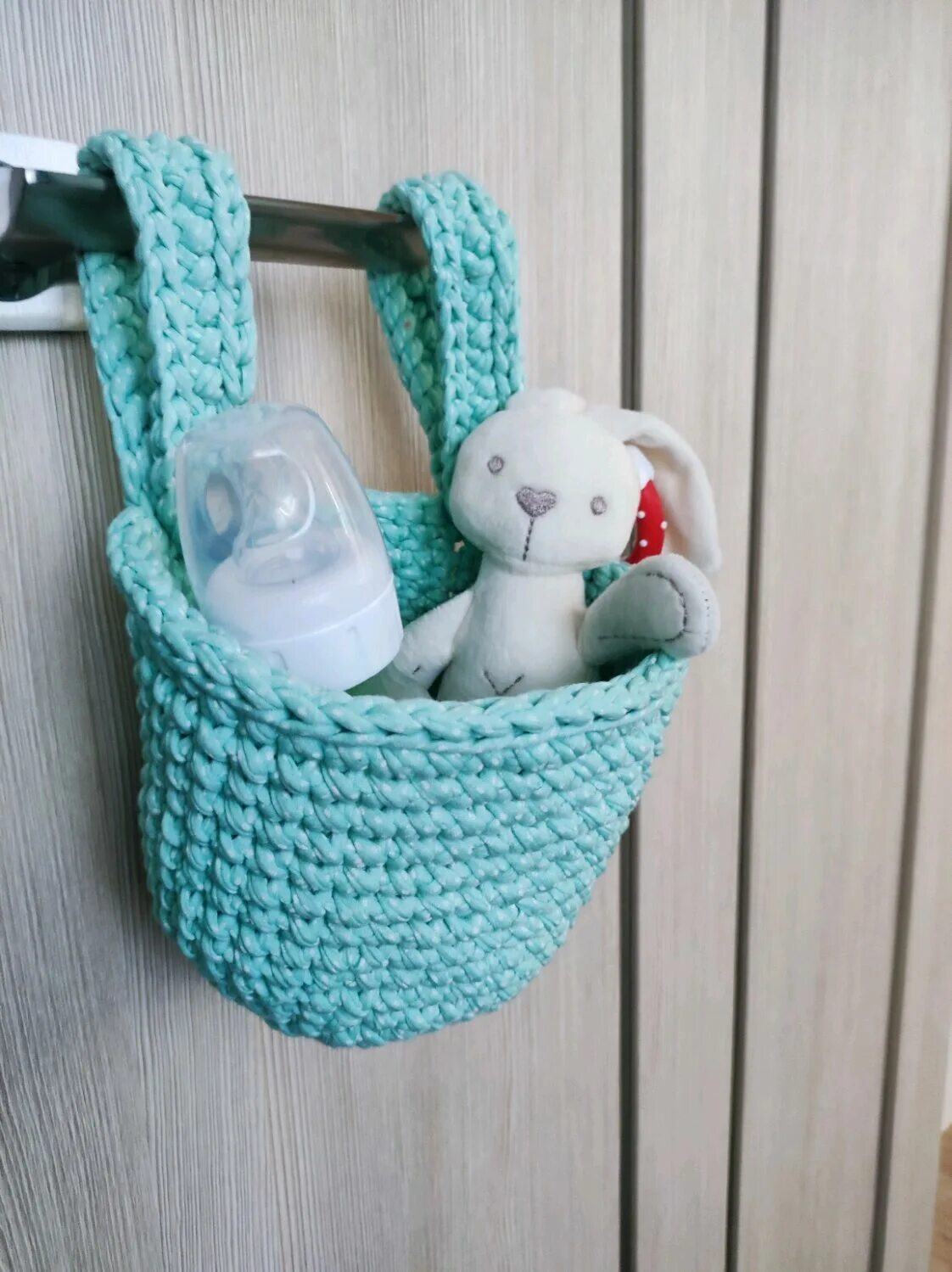Подвесная корзина на кроватку. Вязаные корзинки на детскую кроватку. Корзинка на детскую кроватку из трикотажной пряжи. Вязаные корзинки на кроватку. Подвесные корзинки из трикотажной пряжи на детскую кроватку.