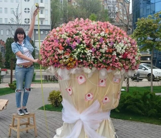 шикарный букет роз. букет роз огромный. букет был огромный. красивые большие букеты. огромный букет цветов.