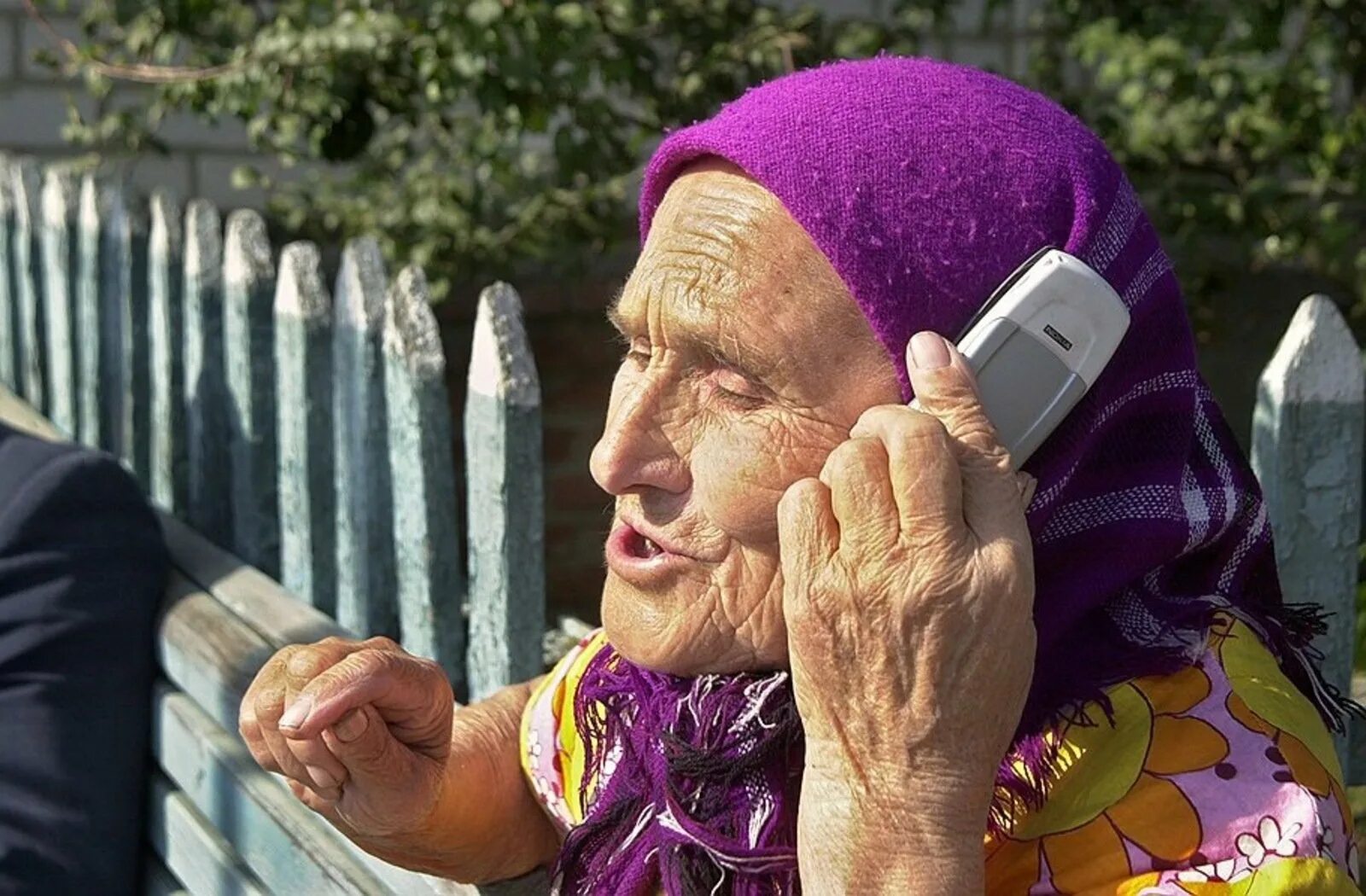 Бабушка форева. Старушка с мобильником. Бабуля с телефоном. Бабушка с мобильным телефоном. Бабушка рассказывает.