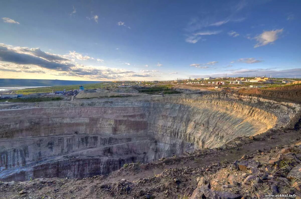 мирный якутия кимберлитовая трубка. алмазная шахта мир. саха якутия мирный город карьер мир. город мирный якутия кимберлитовая трубка 2021. карьеры саха якутия.