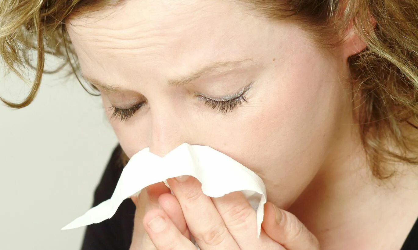 Нососовое кровотечение. Носовые кровотечения у детей причины. Насморк. Насморк у взрослого. Нососовое кровотечение.