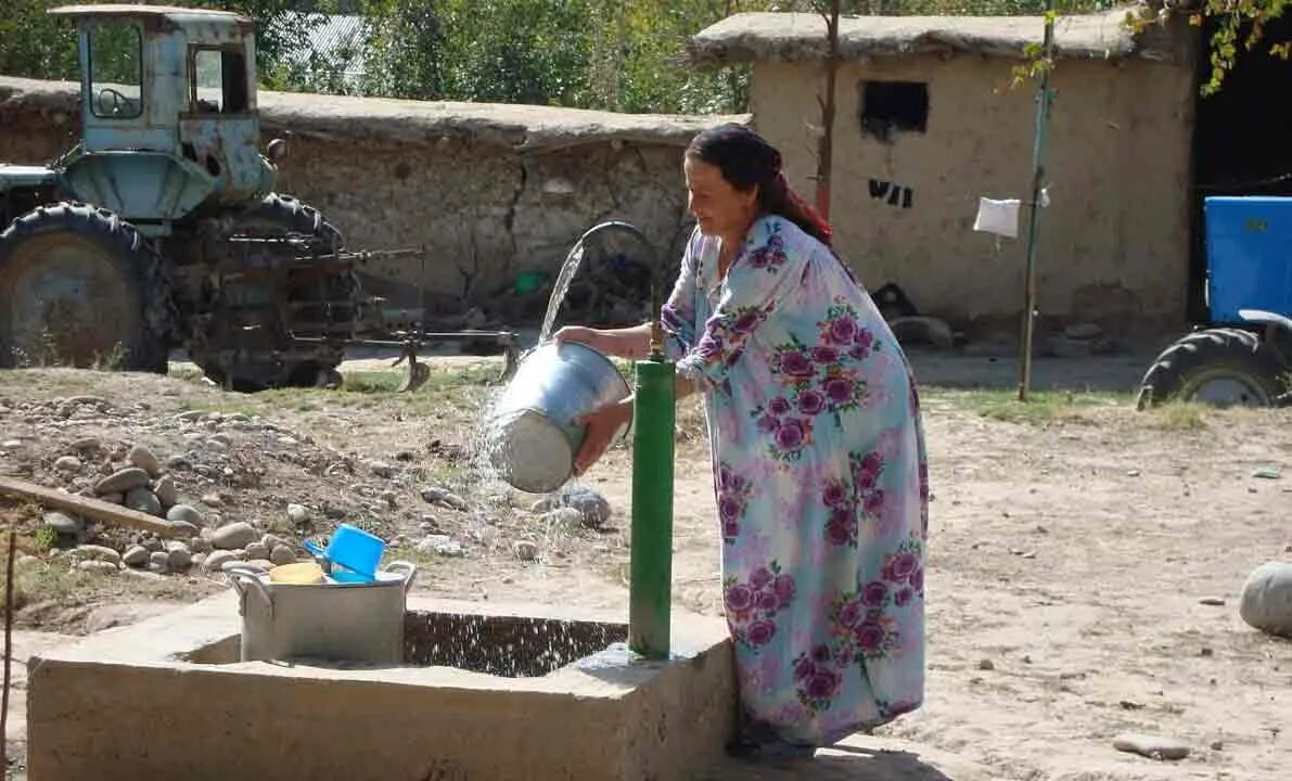 Погода огилаки поен. Тезгари боло. Водопровод в Таджикистане. Питьевая вода Таджикистан. Деревенский водопровод.
