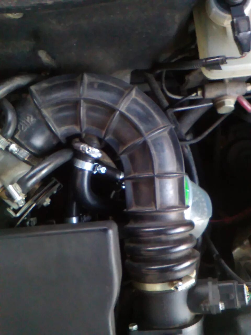 Масло в воздушном фильтре приоры. Масло в воздушном фильтре приоры. Масло в воздушном фильтре ваз 2112 16 клапанов. Масло в гофре воздушного фильтра приора 16 клапанов. Дроссель приора 126 мотор.