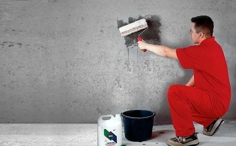 После грунтовки через сколько можно шпаклевать стены. Грунтовка для стен. нанесение грунтовки. грунтование стен. грунтование поверхности.