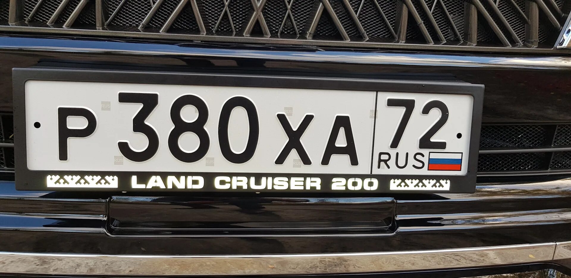 Рамка номерного знака ГАЗ 3102. Рамка для номера Land Cruiser 200. Рамка номера Лэнд Крузер. Хромированная номерная рамка ленд Крузер. Рамка номера купить спб