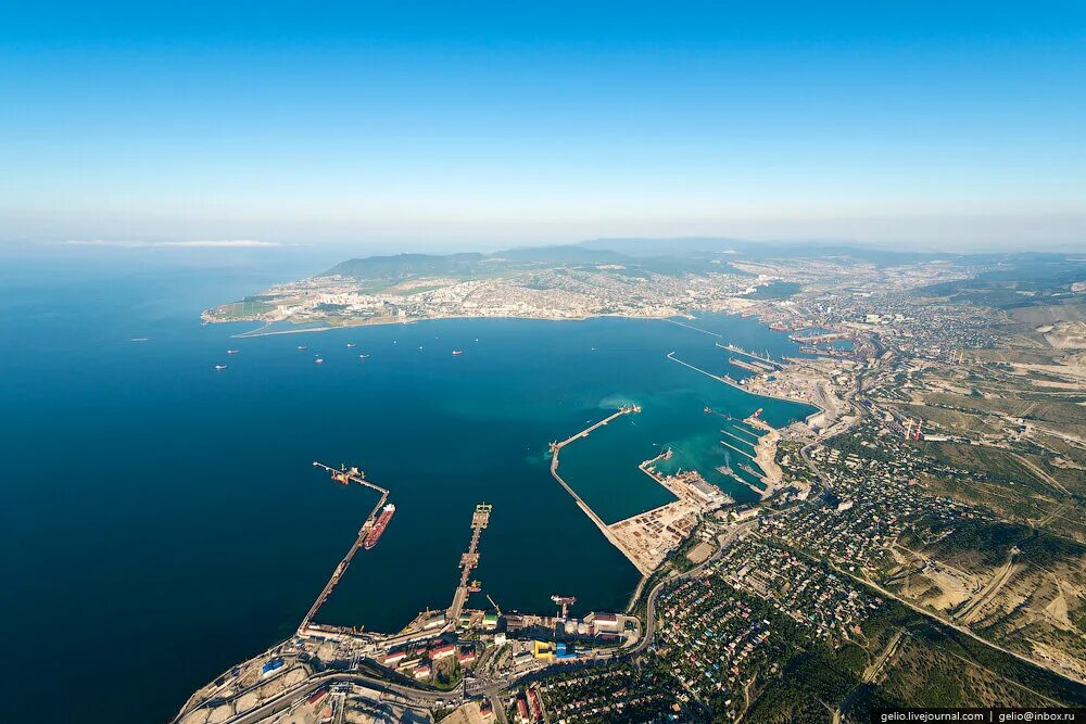 Новороссийский морской торговый порт, Новороссийск. Новороссийск / Novorossiysk вид сверху. Новороссийск порт бухта. Черное море Новороссийск.