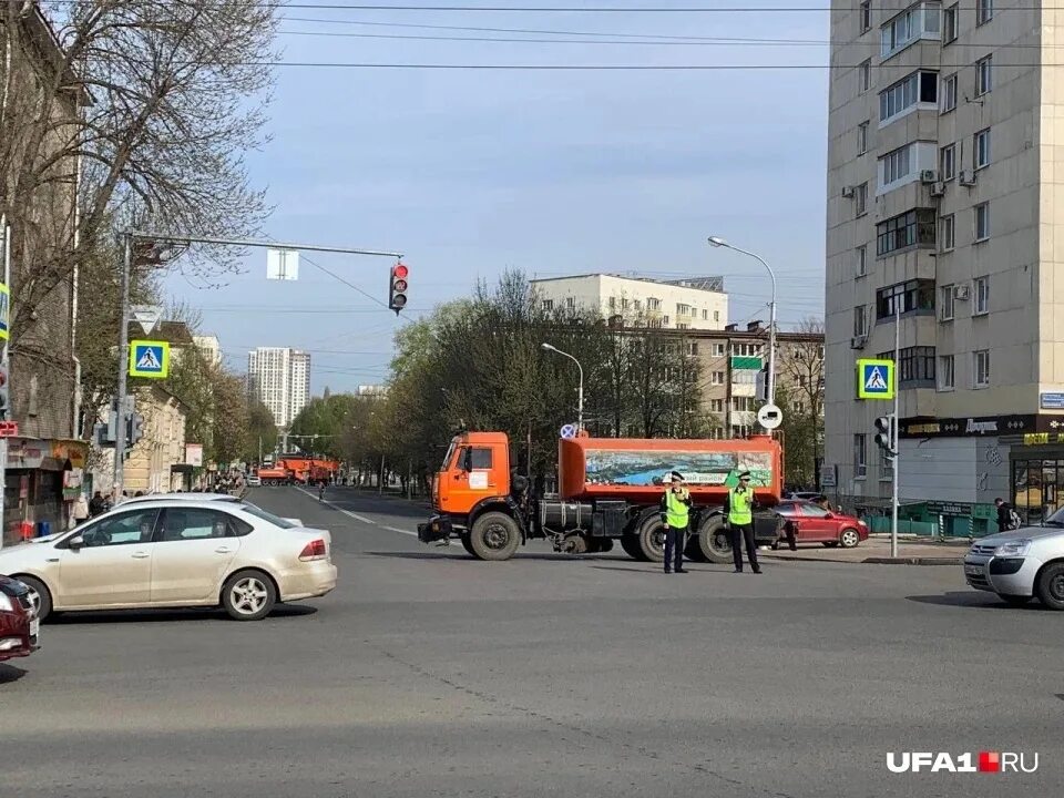 Какая сегодня в уфе. Улица проспект октября Уфа 2022. Пересечение улиц. Движение по перекрестку. Уфа люди на улицах.