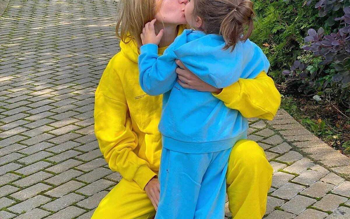 Kдось полины гагариной. Полина гагарина дочь мия. Сколько лет дочке полины гагариной. Полина гагарина с дочкой мией. Мия исхакова дочь полины гагариной.