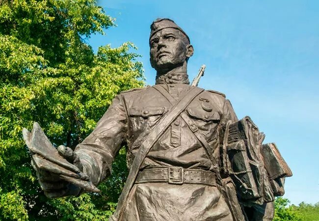 Памятник почтальону в Воронеже. Памятник фронтовому почтальону, скульптор а. Игнатов, 2015 год, Воронеж.. Памятник фронтовому почтальону в Воронеже.