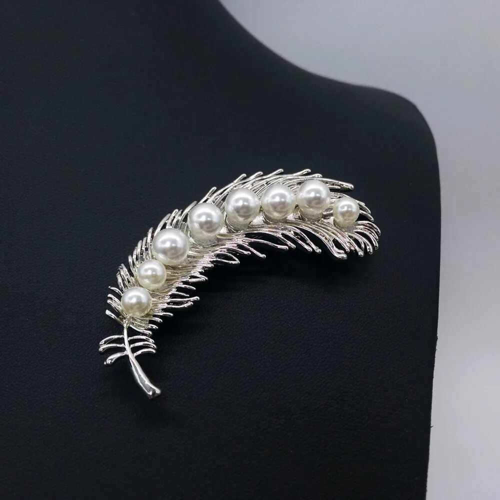 Перо и жемчуг. Брошь перо с цирконием 465-450-с226. Брошь перо с жемчугом. Колье перо с жемчугом. Перо ювелирное украшение.