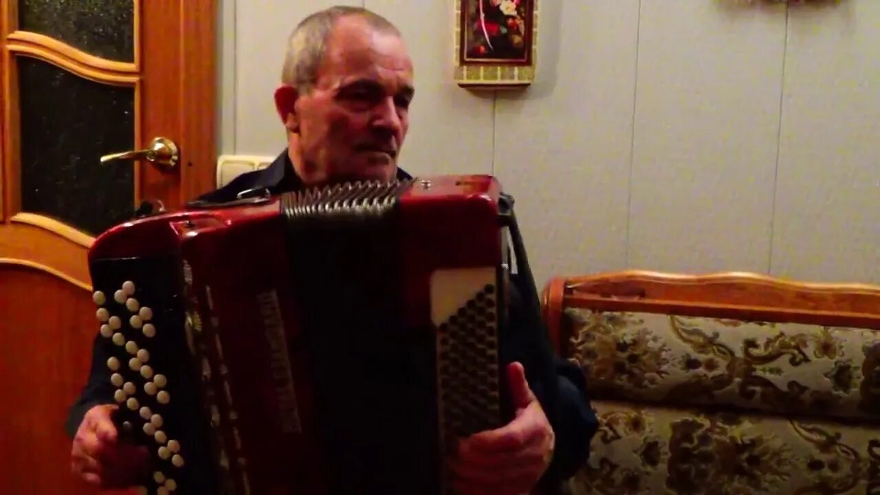 Гуляния на улице болотова. Песня на скамеечке вдвоем. Уфтанма слова. Гармонист на улице болотова. На скамеечке с подружкой мы сидели.