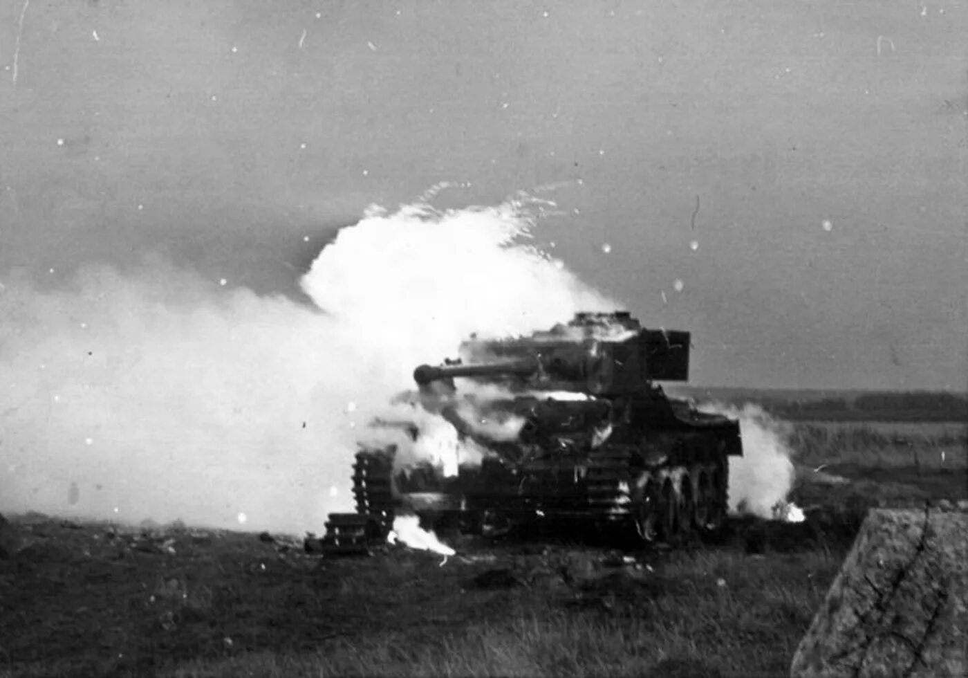 Сколько фашистских танков уничтожил артиллерист. Подбитый немецкий танк 1941. Подбитый немецкий танк тигр. Подбитые танки второй мировой войны. Подбитые комет танк.
