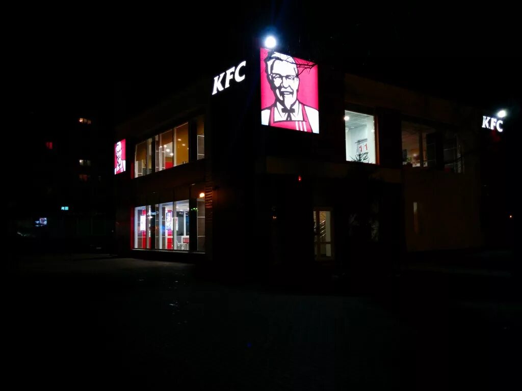 Кфс уфа рестораны. Кфс ночью. Kfc ночью. Коломенская kfs ночные бабочки. Кфс ночью.