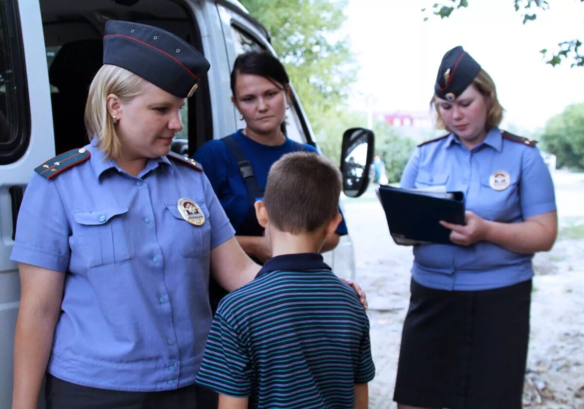 Ребенка вызывают в полицию. ПДН инспектор по делам несовершеннолетних. Полиция для детей. Сотрудники ПДН. Несовершеннолетний и полиция.