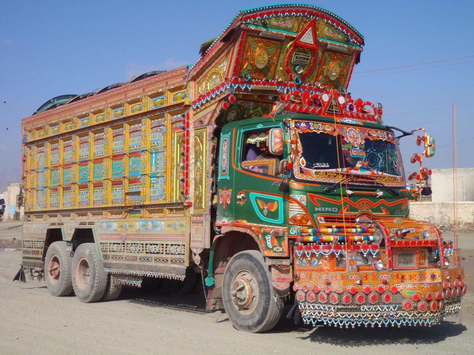 Тюнинг самосвала. ЗИЛ-Барбухайка. Индийский грузовик Ашок. Пакистанские дальнобойщики и их Грузовики. Барбухайка афганские Грузовики.