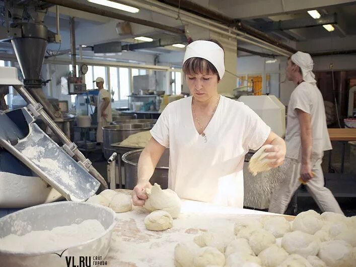 Хлеб в печи. Работа в брянске пекарь. Повар перекресток. Пекари-кондитеры на вахте. Хлебобулочный цех.