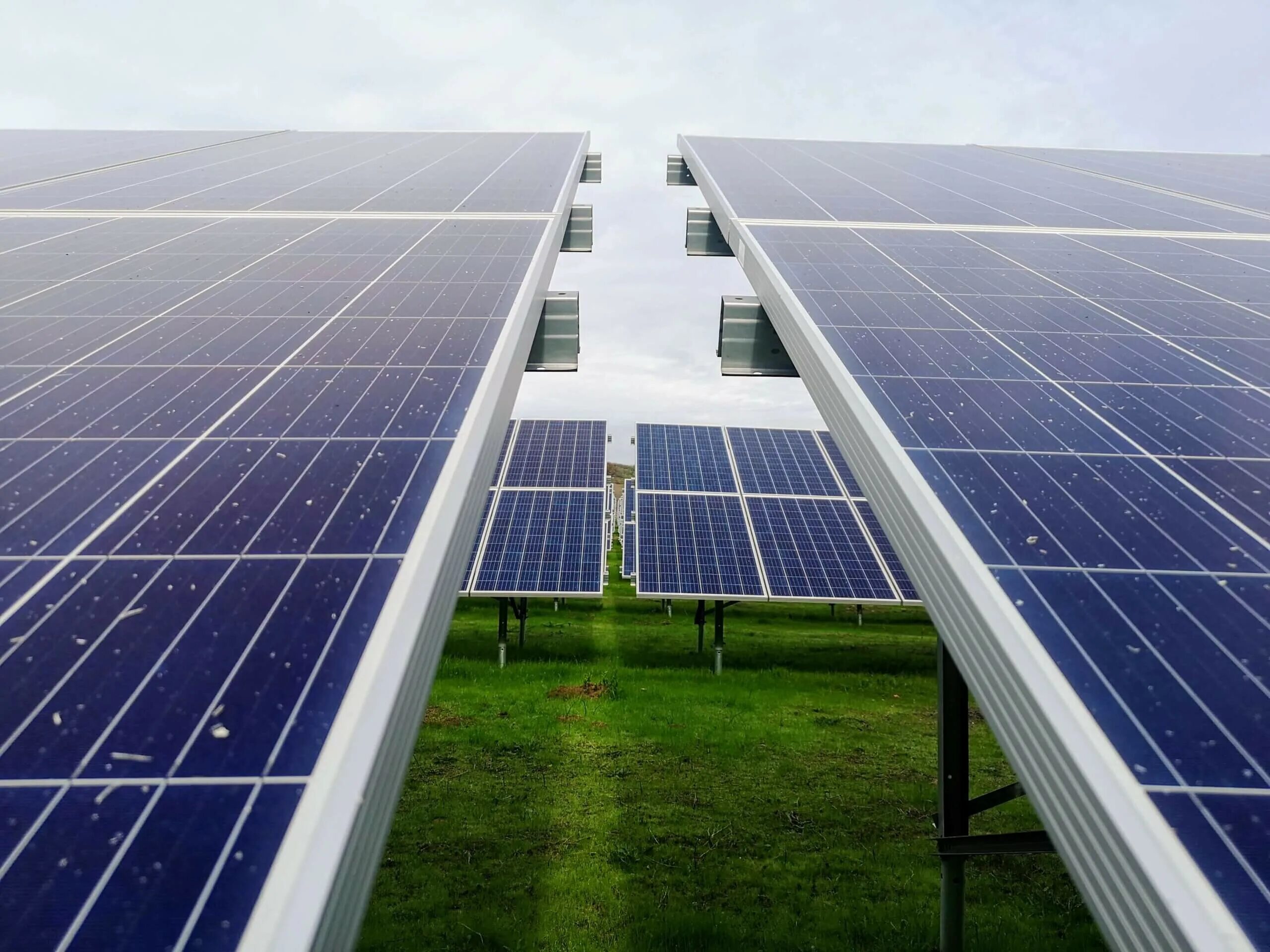 Солнечные батареи. Солнечные панели экология. Солнечная электростанция. Солнечные панели в Китае. Производство солнечных панелей