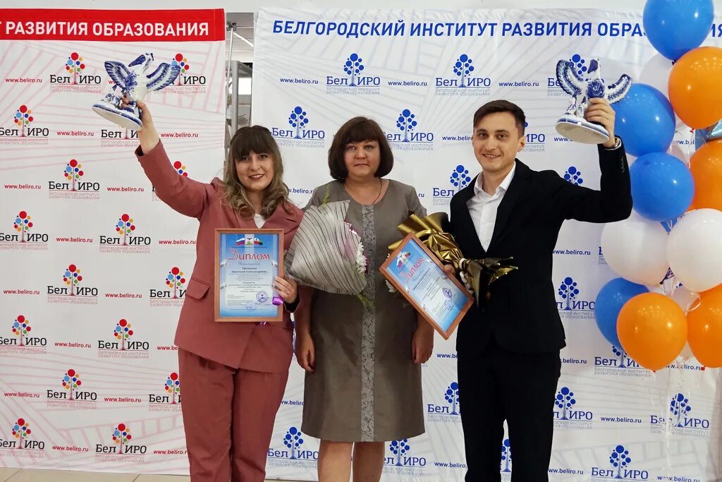 Педагог года магадан. Учитель-дефектолог россии. Всероссийский конкурс директор школы. Учитель-дефектолог россии 2019 года. Учитель здоровья-2019 мурманск.