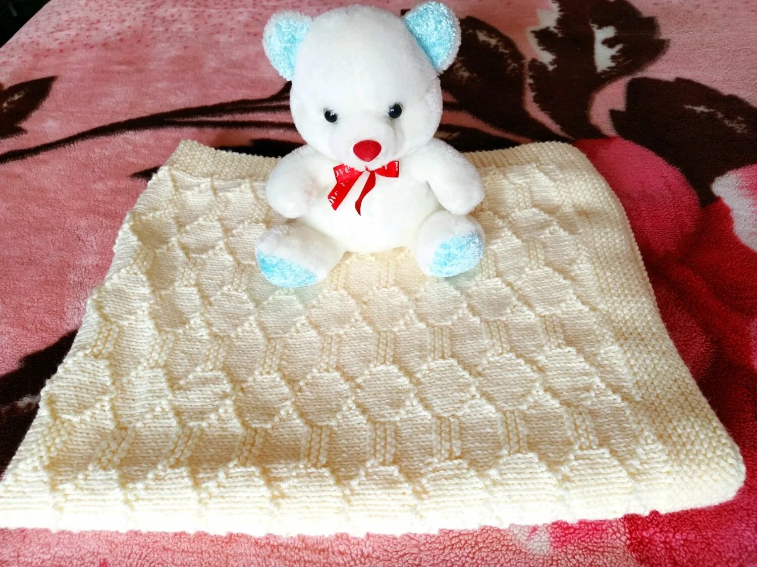 Детский плед связанный руками. Детский плед из пряжи. Ребенок в пледе. Детский плед из плюшевых ниток. Детский плед связанный руками.