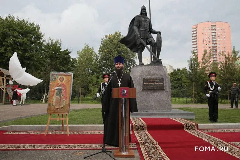 Открыли памятник александру. Памятник Александру Невскому в Москве МГИМО. Памятник Александру Невскому МГИМО. Открытие памятника Александру Невскому в Москве.