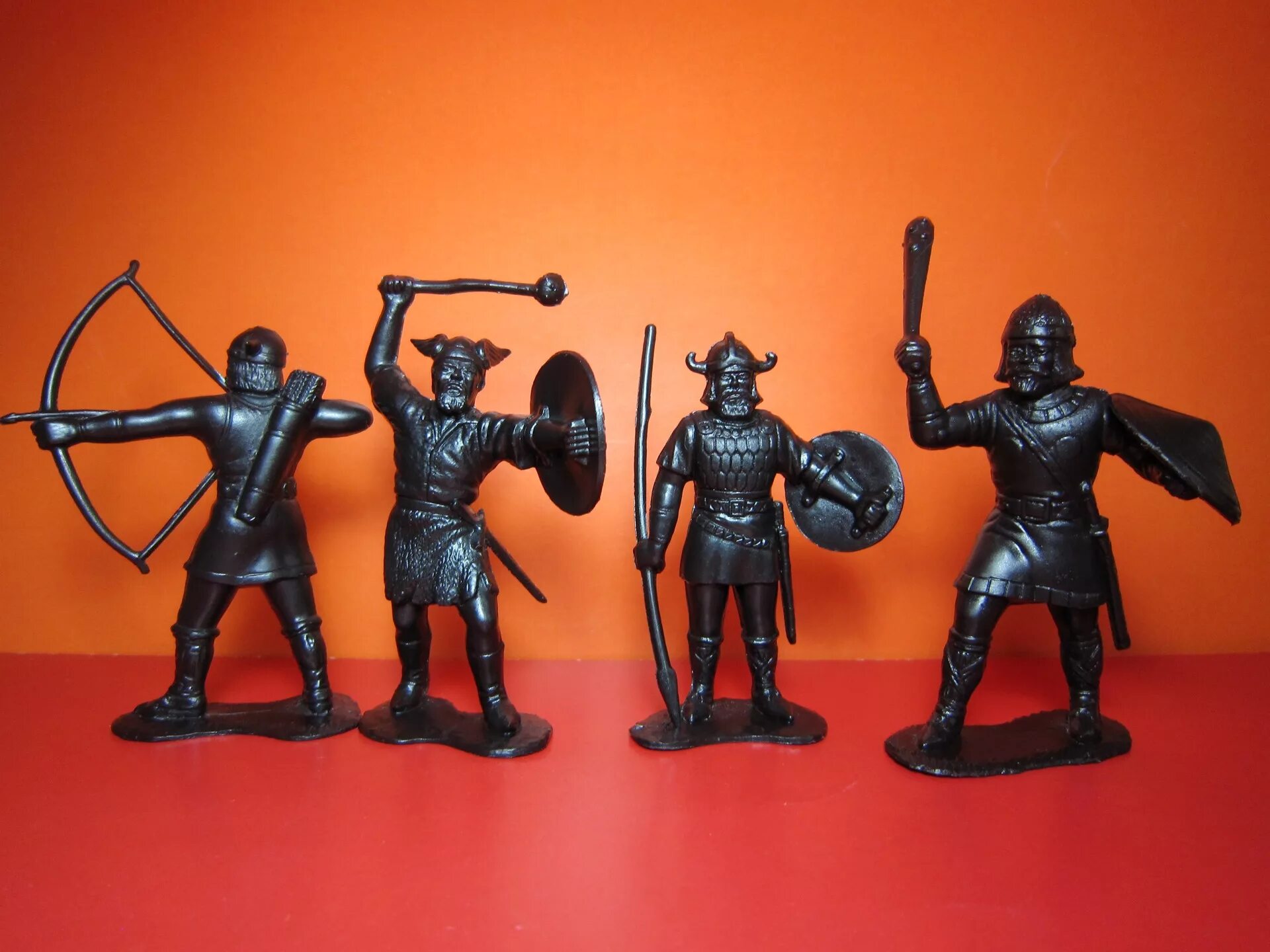 Советские солдатики. Советские пластиковые солдатики. Солдатики 80х. Солдатики ссср дзи рыцари. Черный солдатик.