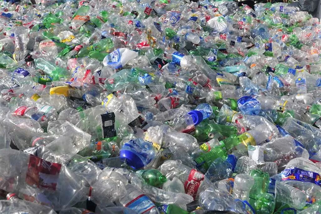 Полиэтилен пластмасса. Полиолефины. Plastic items. Красивые пластиковые бутылки. Первая пластмасса.