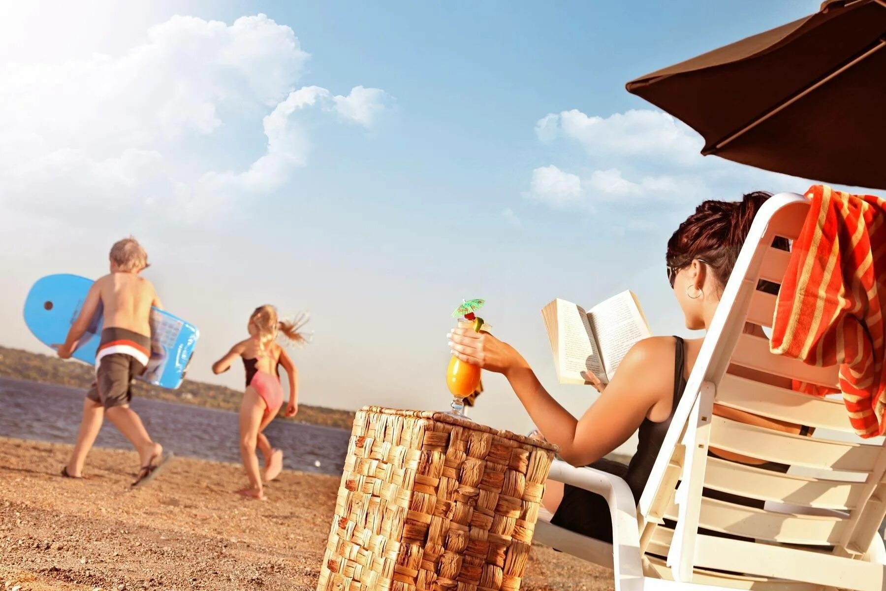 семья на пляже. лето пляж люди. летом на пляже. коктейль на пляже. пляж море люди.
