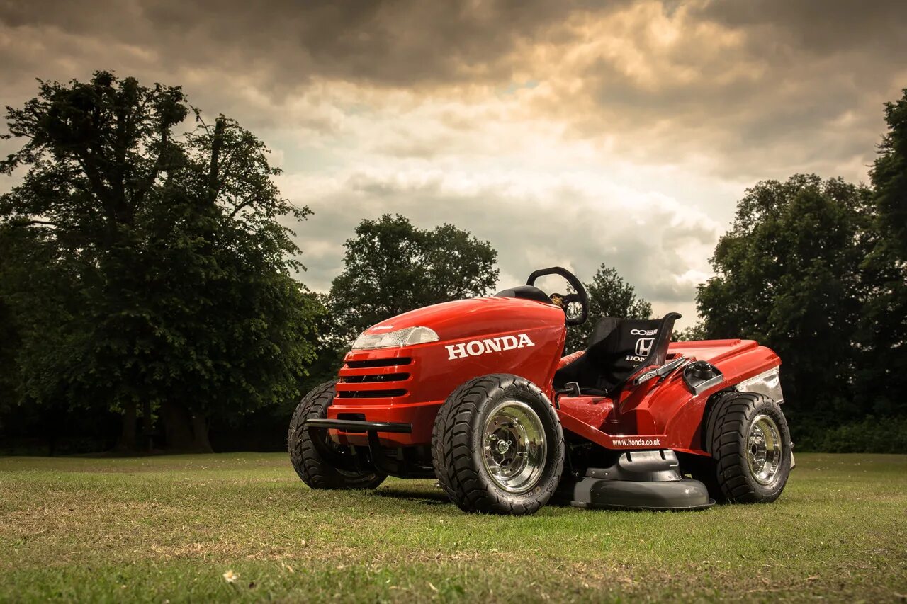 Трактор быстро едет. Honda hf2620 racing mower. honda mean mower. самая быстрая газонокосилка в мире. трактор для газона.