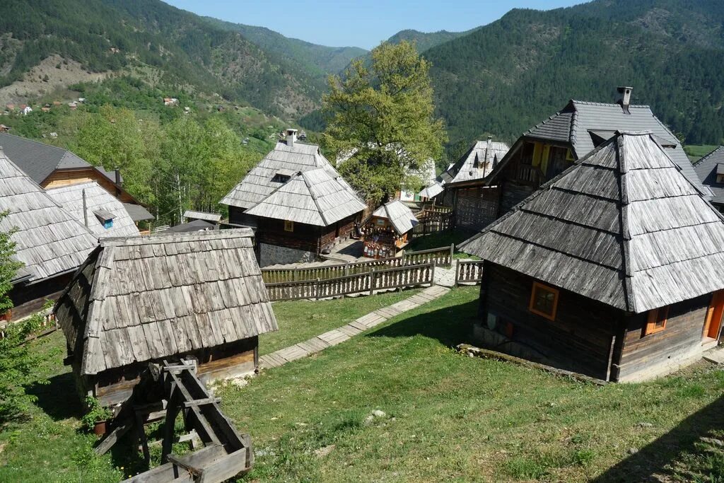 Деревня под открытым небом. Валашский музей под открытым небом. деревня эмира кустурицы. этнодеревня южная корея. норвегия этнодеревня.