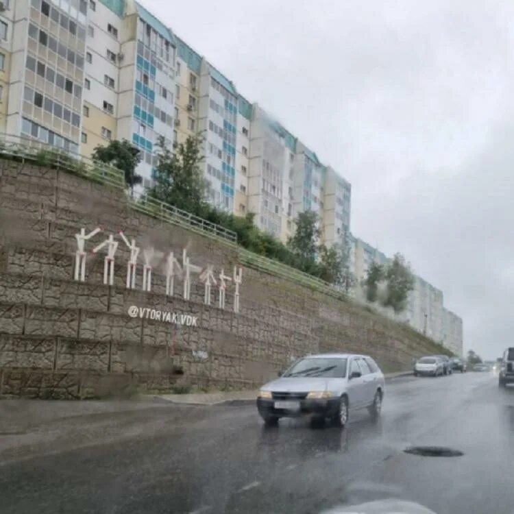 Стеновая владивосток. Стены Владивостока. Опорные стены Владивосток. Вид из окон на подпорную стену Владивосток. Волны на подпорной стене Владивосток Ленинский район.