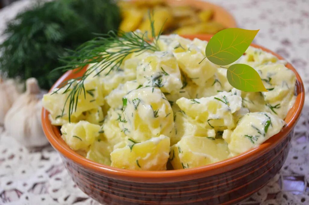 Картофель с овощами в сметане. Картошка со сметаной. картофель в сметанном соусе. картофель запеченный в сметанном соусе. картошка салат зелень.