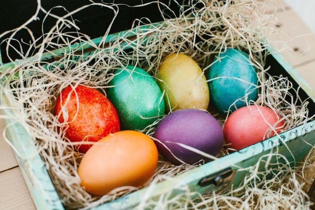 Окраска яиц на пасху. Крашеные яйца. Крашеные пасхальные яйца. Окрашивание яиц на Пасху. Окрашивание яиц крашенка.